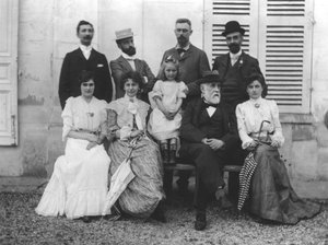 左から右、前から左：サンモーリス、ラロ、プジョー、アレクシスルーア（1869-1921）、ジュリーマネ（1878-1966）アーネストルーアの妻、バレンタインルーア、マドレーヌルーア、エドガードガ（1834-1917） 、